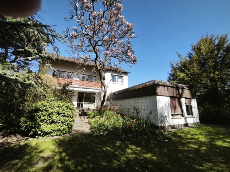  Schwalbach Einfamilienhaus Einfamilienhaus + Appartement in begehrter Lage von Alt-Schwalbach
