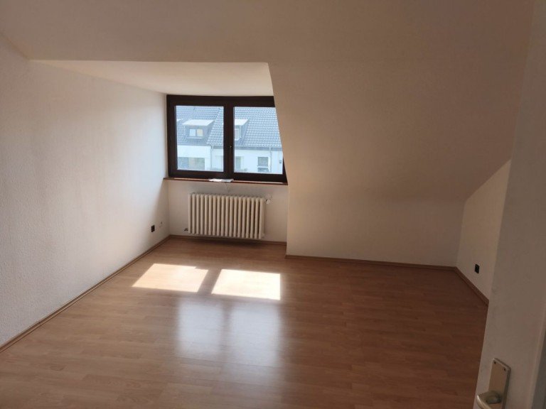  Frankfurt am Main Etagenwohnung lSch�ne 2-Zimmer-Wohnung DG